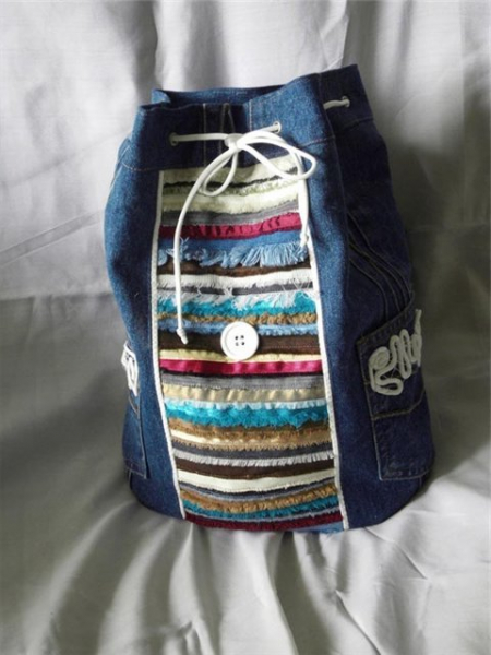 Эксклюзивные поделки: оригинальные рюкзаки из старых джинсов