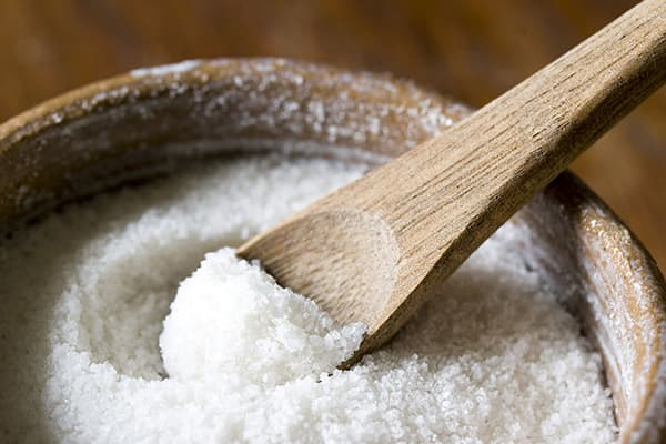 5 способов использовать соль для устранения запаха и влажности