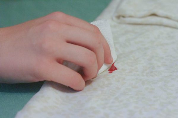 Как удалить лак для ногтей с одежды и поверхностей