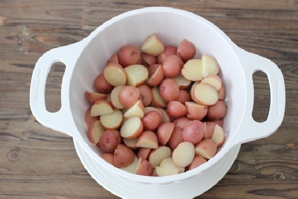 Запеченный картофель - вкусные рецепты с разными добавками и соусами