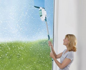 Настало лето: как мыть окна без разводов?