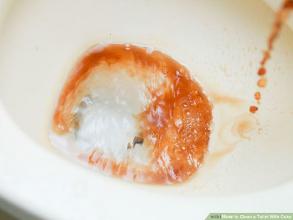 Как очистка ванной комнаты кока-колой и содой помоет сантехнику?