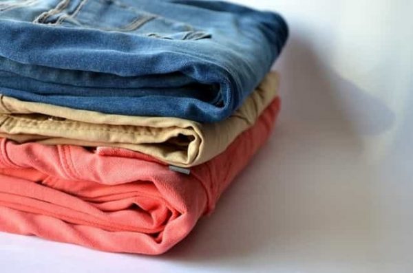 Как стирать джинсы вручную, чтобы они не потеряли цвет и форму?