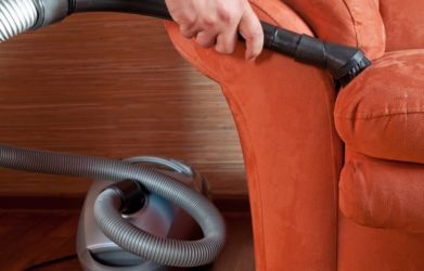 Чистка мягкой мебели в домашних условиях - средства и особенности сухой и влажной уборки