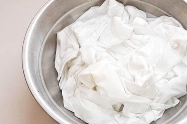 Как отбелить серую и пожелтевшую белую одежду содой с перекисью в домашних условиях?