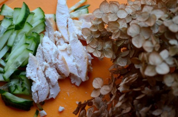 Аппетитные салаты с курицей и сливами - удивите кулинарным мастерством