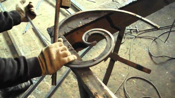 Как построить кованые распашные ворота своими руками