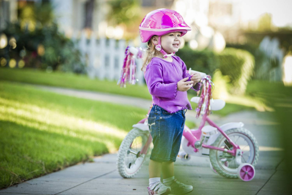 Да здравствует лето: учим ребенка кататься на двухколесном велосипеде
