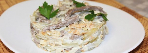 Приготовьте отличный служебный салат для мужчин из яичных блинов