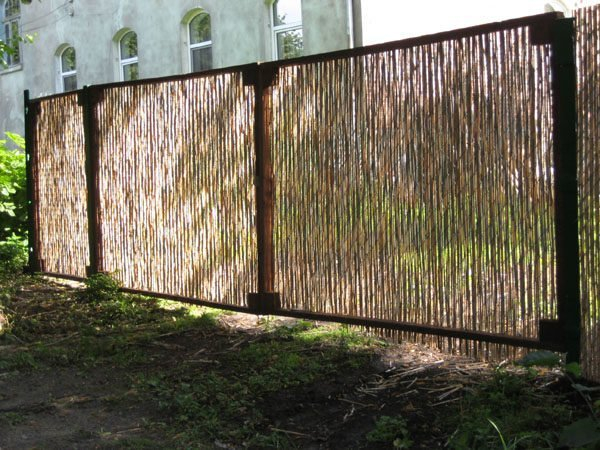 Оригинальный забор из проволоки для дачного участка