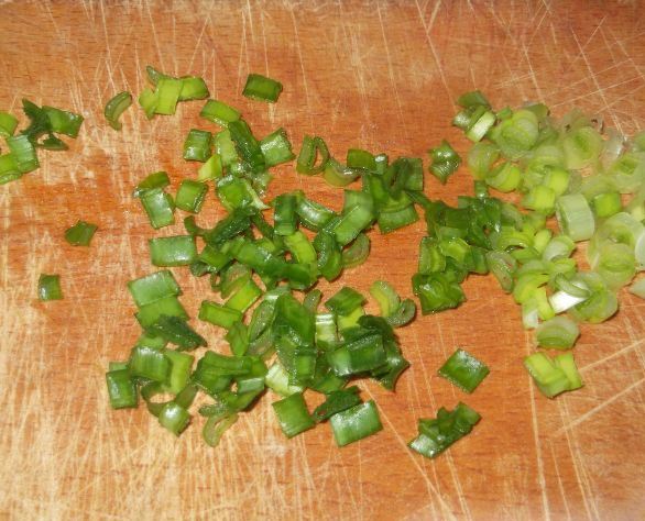 Вкусные салаты с яйцом и зеленым луком: подборка летних рецептов