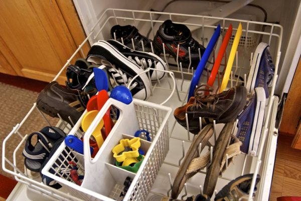 Способы мытья обуви вручную, в стиральной или посудомоечной машине
