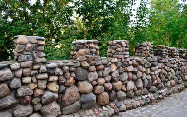Как самому сделать каменный забор
