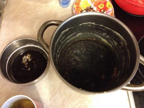 Как удалить пригоревшее варенье или сахар из металлической сковороды
