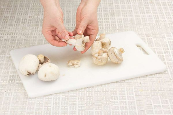 Как правильно чистить и мыть грибы