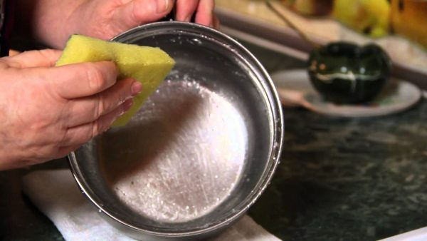 Как удалить пригоревшее варенье или сахар из металлической сковороды
