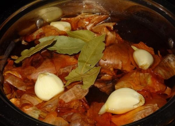 Приготовление вкусного и ароматного бекона с луковой шелухой: идеальное блюдо на зиму