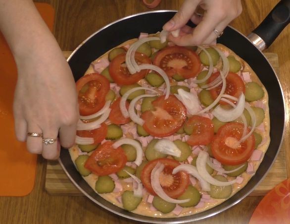 Пицца на сковороде за 10 минут: лучшие рецепты пошагово с фото