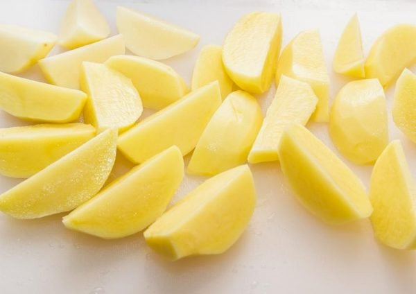 Хрустящие и ароматные картофельные дольки: запекать на пергаменте