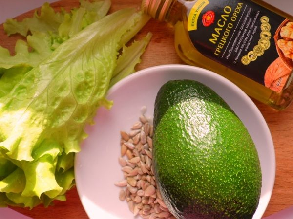 Просто, вкусно и полезно: готовьте быстрые салаты из авокадо