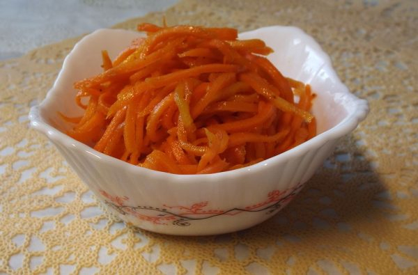 Невероятно вкусный салат с копченой курицей и морковью по-корейски - готовьте его каждый день