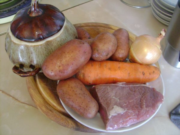 Вкусное жаркое: приготовление мяса и картофеля в духовке