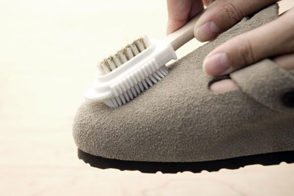 Как и как правильно чистить нубук, велюровую и замшевую обувь в домашних условиях