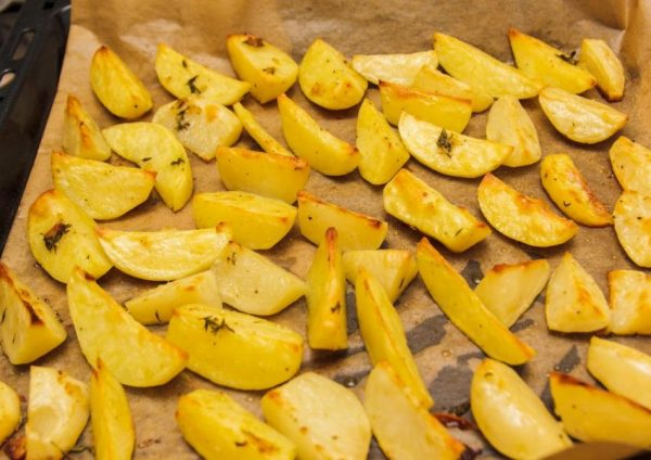 Хрустящие и ароматные картофельные дольки: запекать на пергаменте