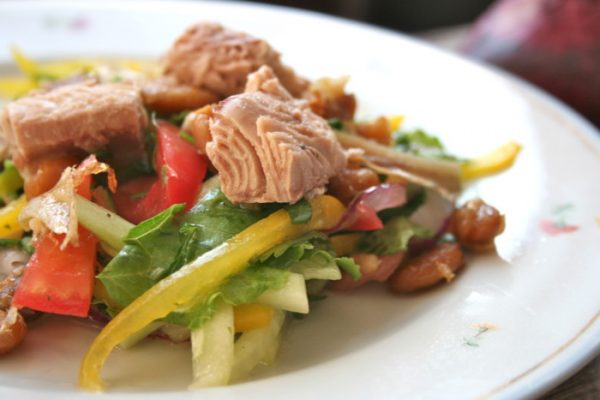 Рыбная классика: приготовьте вкусный салат из консервированного тунца