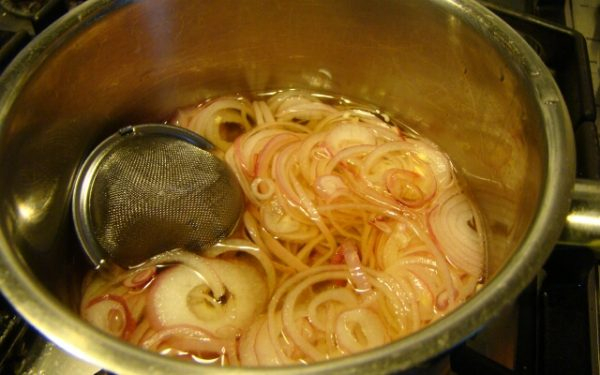Как замариновать лук для шашлыка: подборка быстрых рецептов с фото и видео