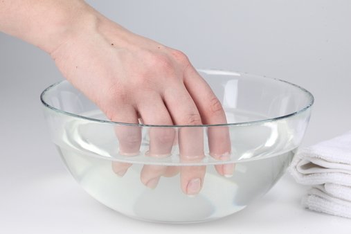 Как мыть руки, очистив грецкие орехи от кожуры разными способами.