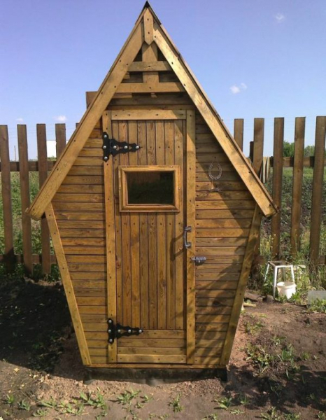 Деревянный дачный туалет: советы и инструкция