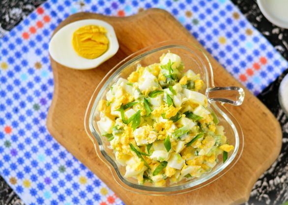 Вкусные салаты с яйцом и зеленым луком: подборка летних рецептов