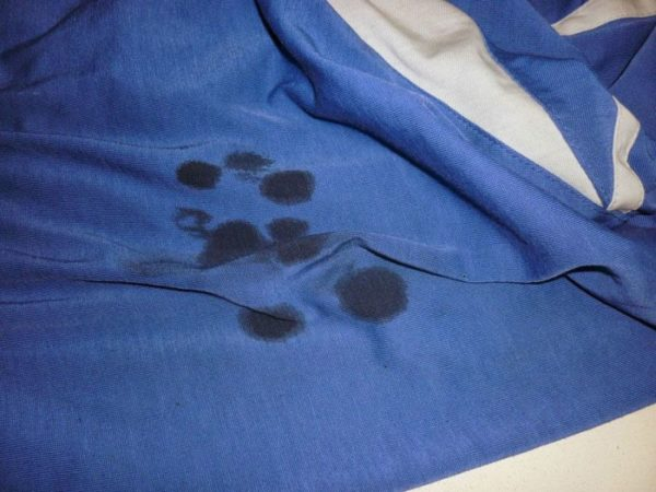 Как удалить с одежды следы моторного масла