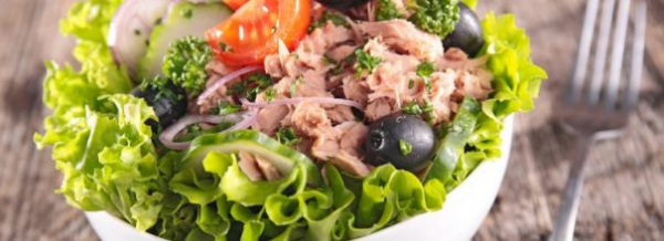 Рыбная классика: приготовьте вкусный салат из консервированного тунца