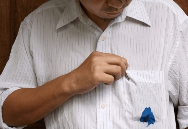 Как удалить следы чернил или перьев с белой одежды