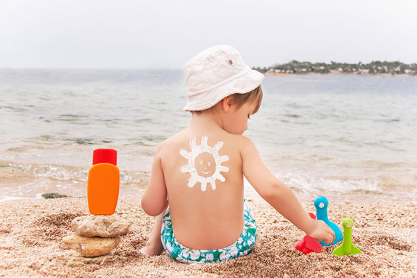 11 лучших солнцезащитных кремов для детей на 2022 год