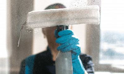 Как мыть окна оконной шваброй: зачем использовать специальное средство для мытья стекол, как мыть специальным средством со скребком?