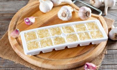 Можно ли замораживать чеснок для хранения, разрешено ли хранить в морозилке, способы заморозки (лук, зубки, чесночная паста), как размораживать?