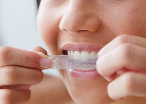 11 лучших полосок для отбеливания зубов — практичных и эффективных