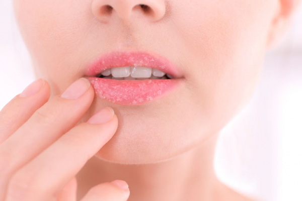 11 лучших скрабов для губ