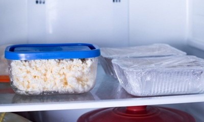 Как долго можно хранить домашний творог в холодильнике, как долго его можно хранить, как сохранить его свежим при комнатной температуре, как правильно увеличить срок его хранения в течение длительного периода времени?