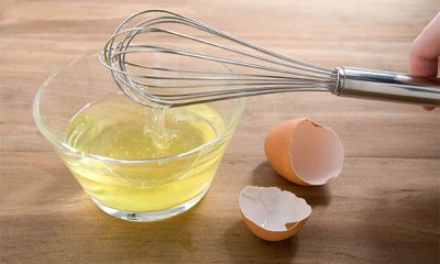 Сколько хранится яичный белок в холодильнике, сколько можно хранить при комнатной температуре, в вареном, сыром взбитом виде, как увеличивается срок годности продукта?