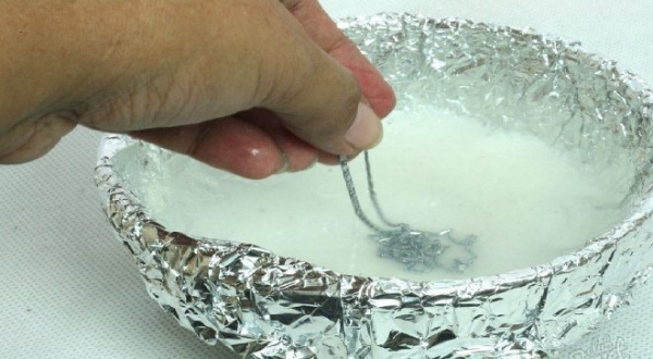 Как почистить серебряные украшения в домашних условиях